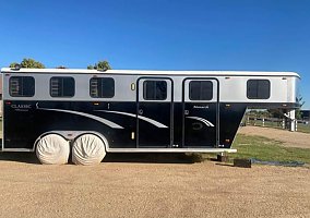 2006 Classic Monarch 3H mid Tack 2006 Other Horse Trailer in Elizabeth, Colorado