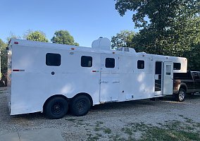 4H LQ Bunk Beds 1989 Other Horse Trailer in Shoals, Indiana