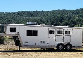 Living Quarters 1999 Exiss Horse Trailer in Murrieta, California