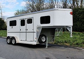 2017 Sundowner Horse Trailer in Gordonville, Pennsylvania