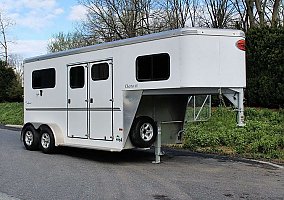 Used Sundowner Charter 2-Horse GN 2017 Sundowner Horse Trailer in Gordonville, Pennsylvania