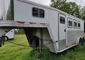 2000 Featherlite 3 Horse Trailer 2000 Featherlite Horse Trailer in Renton, Washington