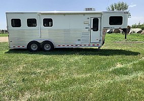 2014 Sundowner Horse Trailer in Tokio, North Dakota