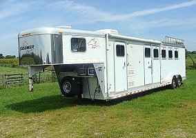 4-5 Horse With LQ 2004 Sooner Horse Trailer in London, Ohio