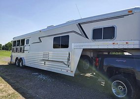 2004 4 Star 2004 4-Star Horse Trailer in Alvin, Texas