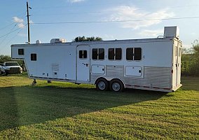 2005 Featherlite Horse Trailer in Gonzales, Texas