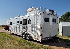 2007 Elite 4H Gooseneck 2007 Elite Horse Trailer in Bishop, Texas