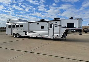 2021 Merhow Horse Trailer in Crockett, Texas