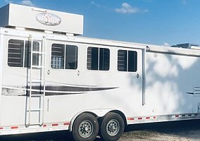 2009 Lakota 2009 Lakota Horse Trailer in Saint Cloud, Florida