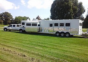 2010 Sundowner Horse Trailer in Lexington, Virginia