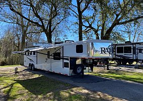 2014 Bison Horse Trailer in Gonzales, Louisiana