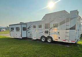 2015 Bison Horse Trailer in Jena, Louisiana