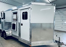 2022 4 Star Huge Dress Area 2022 4-Star Horse Trailer in Watervliet, Michigan