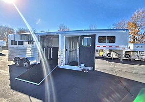 2022 4 Star Warmblood Stalls 2022 4-Star Horse Trailer in Watervliet, Michigan