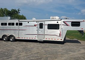 2000 4-Star Horse Trailer in Lindstrom, Minnesota