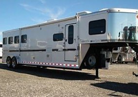 2007 Sundowner Horse Trailer in Harmony, North Carolina