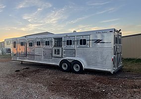 2000 Elite Horse Trailer in Mustang, Oklahoma