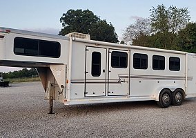 2003 Silver Star Horse Trailer in Grimsley, Tennessee