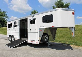 2019 Sundowner Horse Trailer in Gordonville, Pennsylvania